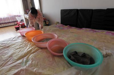 玉门楼上漏水，住户失联，小区没物管，业主维权难！律师来支招……